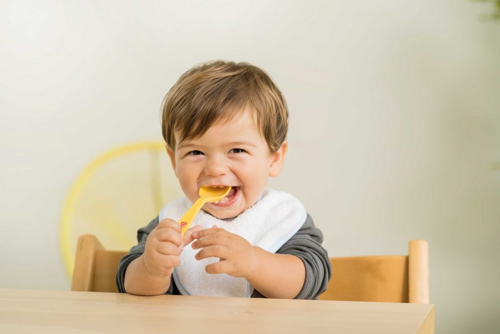 Cuando los niños escogen sus porciones de comida se puede evitar obesidad