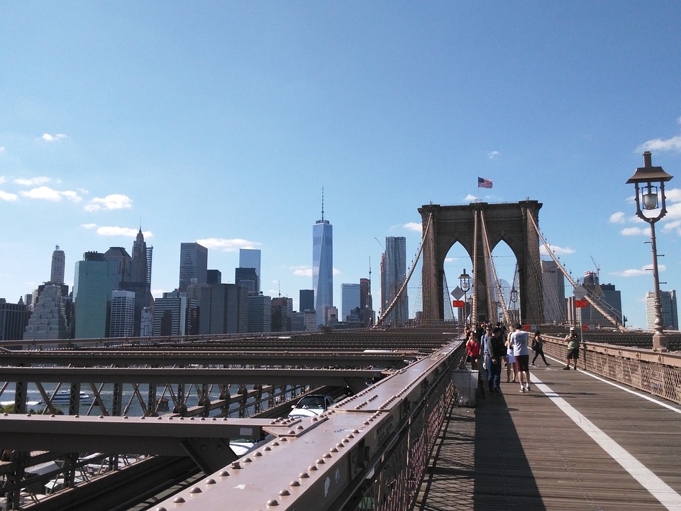 Rescatan a un hombre que amenazaba con tirarse desde el puente de Brooklyn
