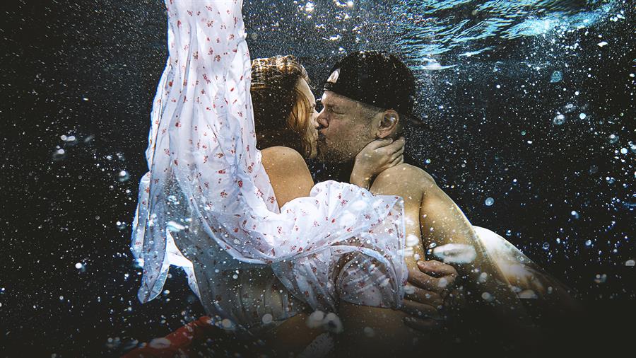 Messi y Antonella se besan en el nuevo video de Residente