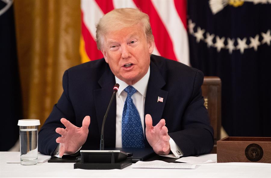 Trump congela emisión de nuevos visados para algunas profesiones hasta 2021