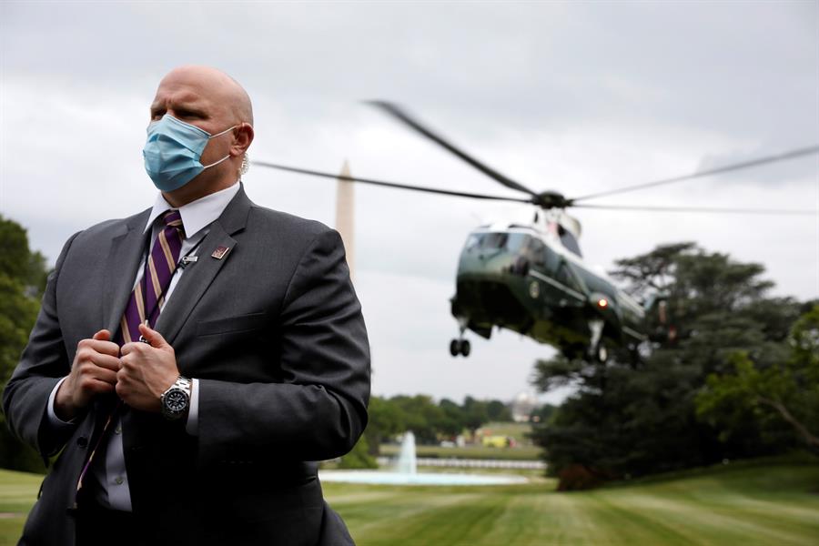 Trump convierte su visita a una fábrica de Ford en un mitin sin mascarilla