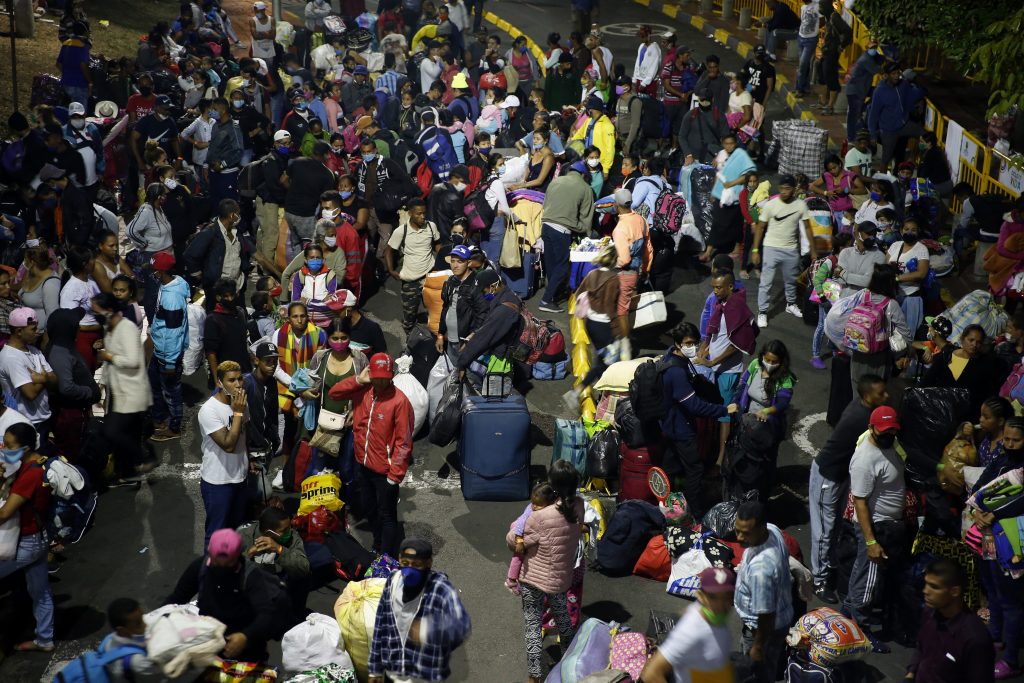 Unos 800 venezolanos atrapados en frontera con Colombia