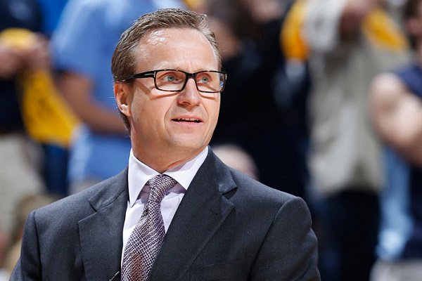 Scott Brooks, entrenador de los Wizards, cumple su promesa y se rapa la cabeza