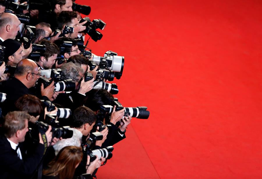 Cannes cambia su alfombra roja por un mensaje de agradecimiento a los sanitarios