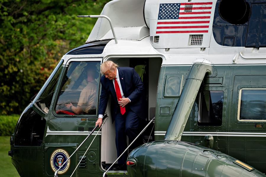 Trump insinúa que podría ser presidente durante 9 o 13 años más