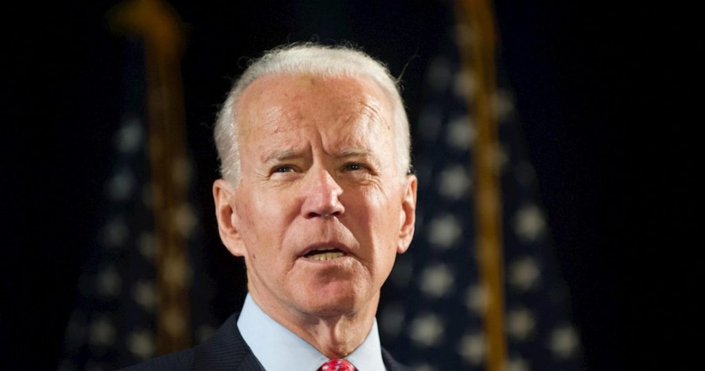 Trump critica a Biden por usar máscara en público