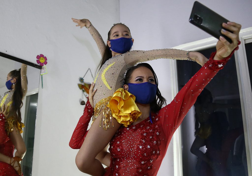 Cientos de bailarines se reúnen por récord Guinness de salsa