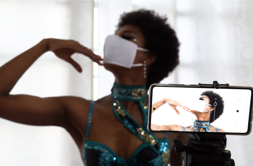 Cientos de bailarines se reúnen por récord Guinness de salsa