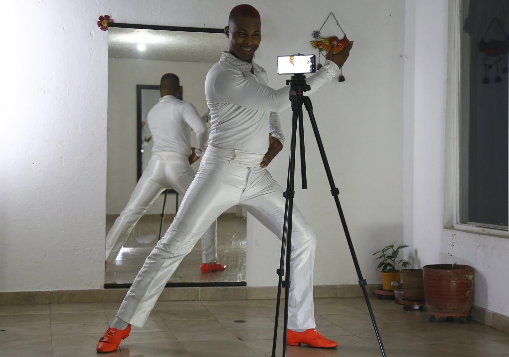 Cientos de bailarines se reúnen por récord Guinness de salsa