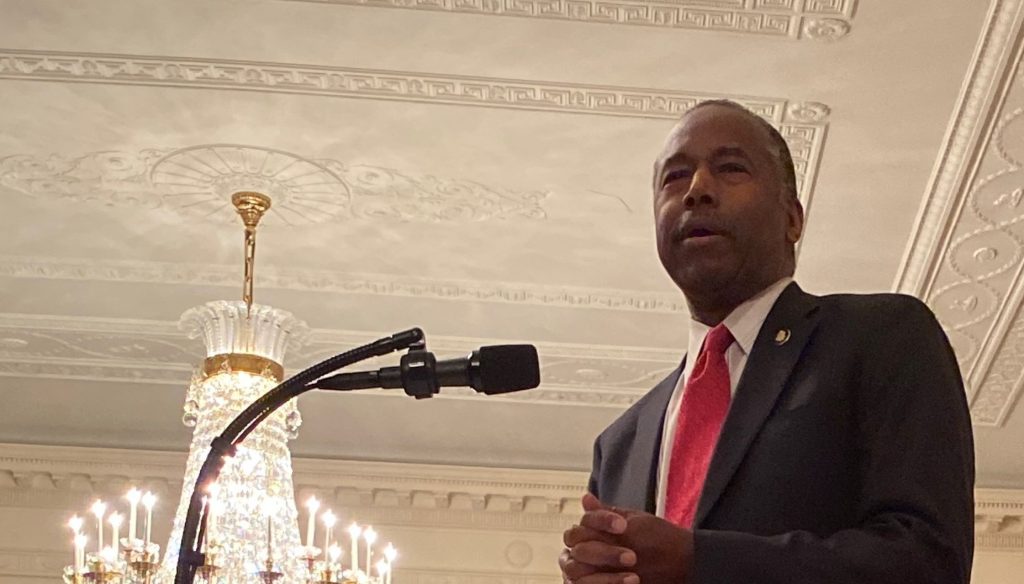 Ben Carson pidió diálogo sobre el racismo y evitar los insultos