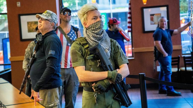 Miembros armados de Boogaloo participan en las protestas