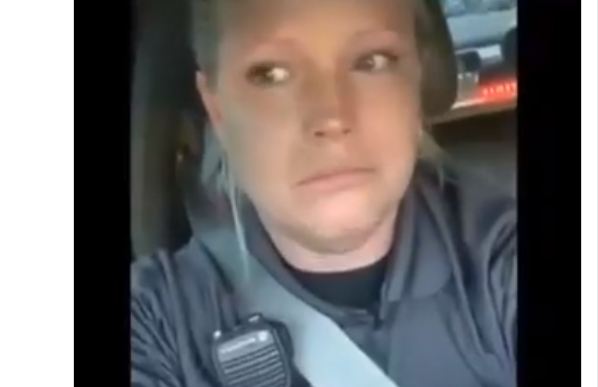 Mujer policía llora por no recibir McMuffin a tiempo