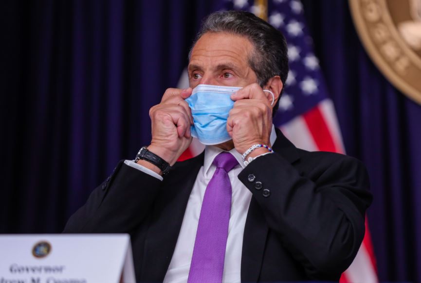 Cuomo afirma que no llevar mascarilla es "una falta de respeto" para médicos que "han dado su vida"