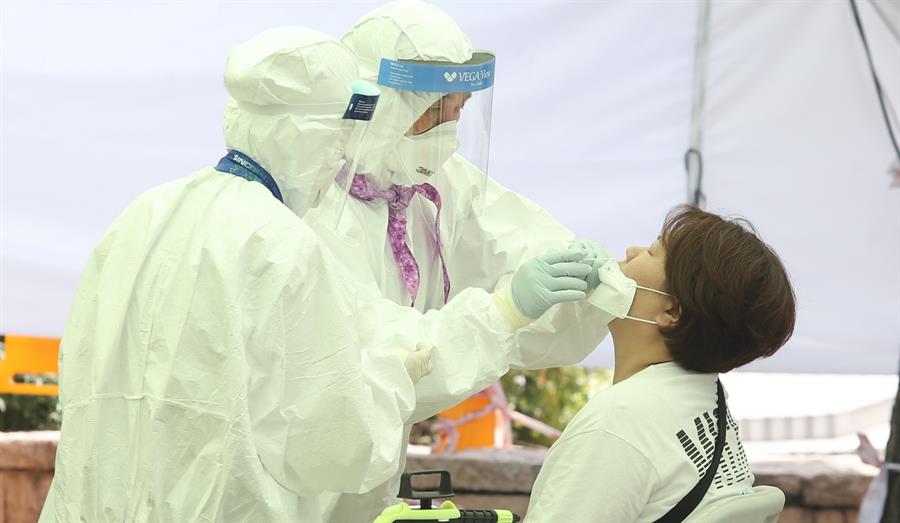 No existe un medicamento que haya sido probado y aprobado por la FDA para el tratamiento del coronavirus (EFE/EPA/Kim Chul-Soo)