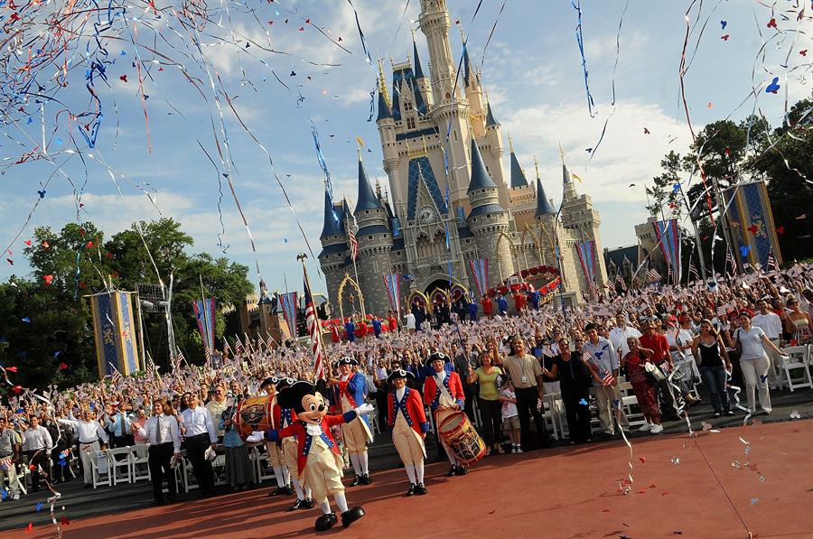 Fanáticos de Disney agotan en horas reservas para la reapertura en Orlando