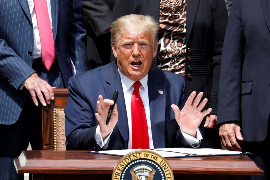 Trump elogia a científicos por crear la vacuna del SIDA que aún no existe