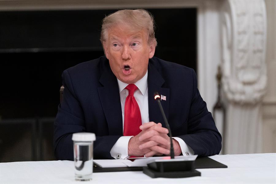 Facebook retira anuncio de Trump por contener símbolo que usaron los nazis