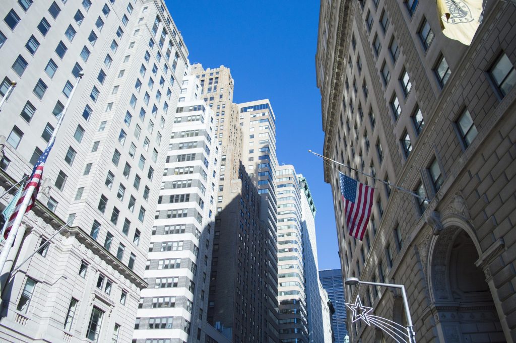 Wall Street en rojo y Dow Jones cae 0,55 % por tensión con China y protestas