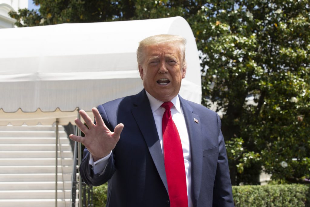 Trump defiende su gestión ante la pandemia tras críticas por mitin de Tulsa