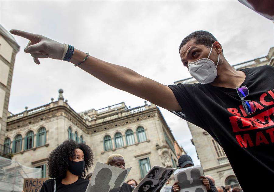 Manifestantes corrieron a Jacob Frey por rechazar la abolición total de la Policía