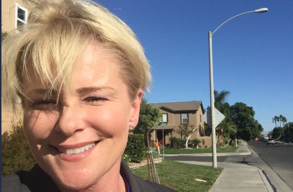 Actriz Judi Evans en riesgo de perder sus piernas por la COVID-19