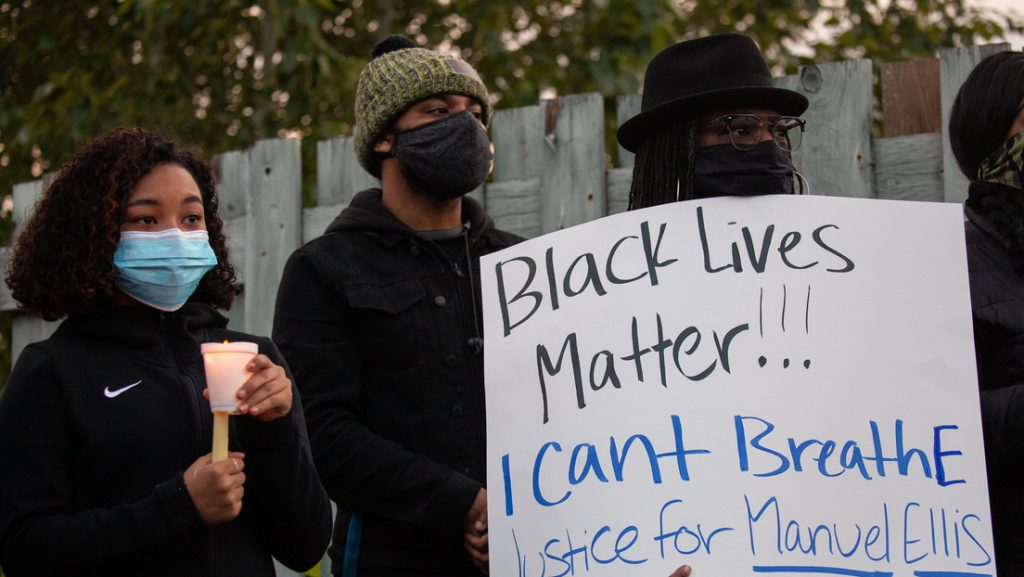 Exigen despedir a policías por muerte en marzo del afroamericano Manuel Ellis