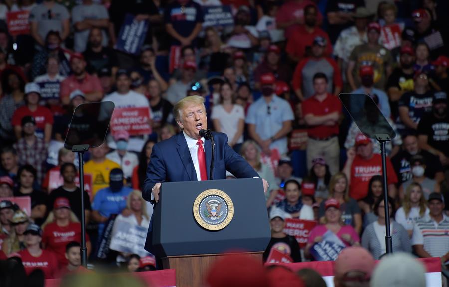Trump llama "falsas" y "chistosas" las encuestas que lo dan perdedor