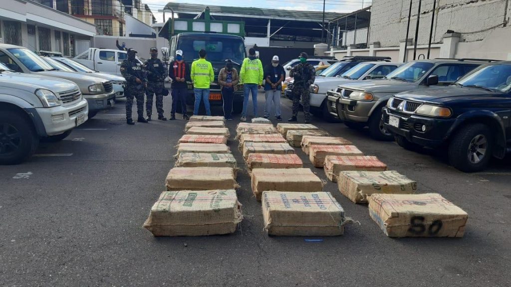Policía de Ecuador incauta más de una tonelada de cocaína
