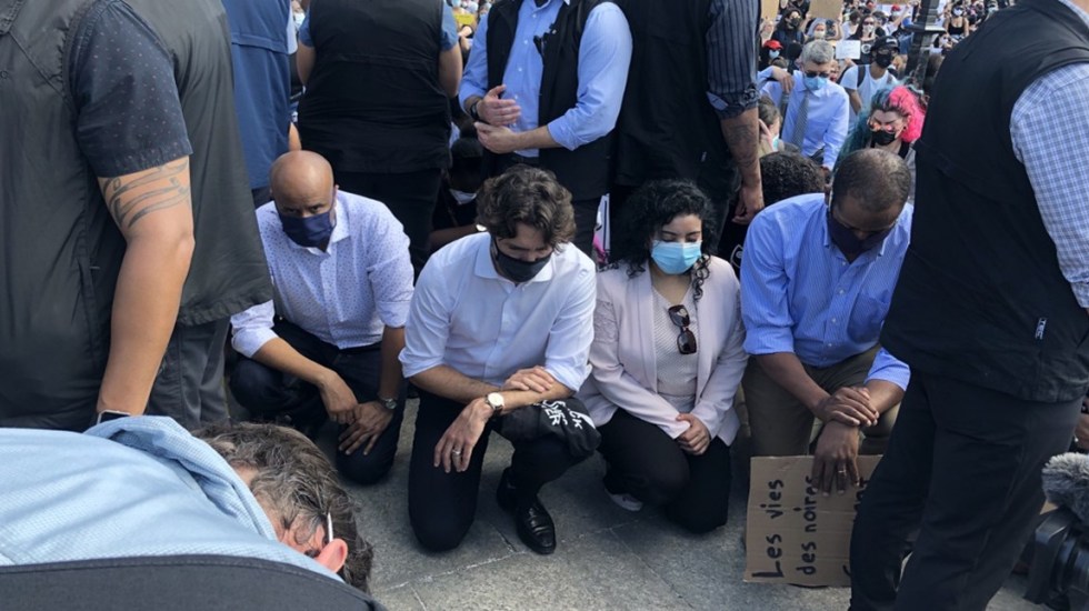 Trudeau hinca su rodilla durante manifestación contra la brutalidad policial