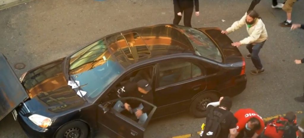 Hombre irrumpió con su auto y disparó contra manifestante en Seattle