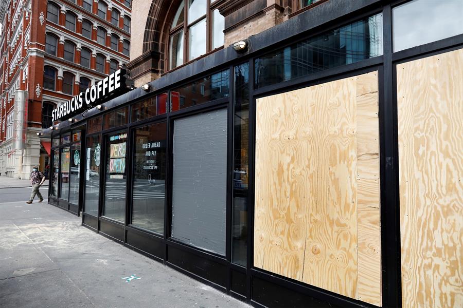 Starbucks cerrará unas 400 cafeterías en EEUU y Canadá