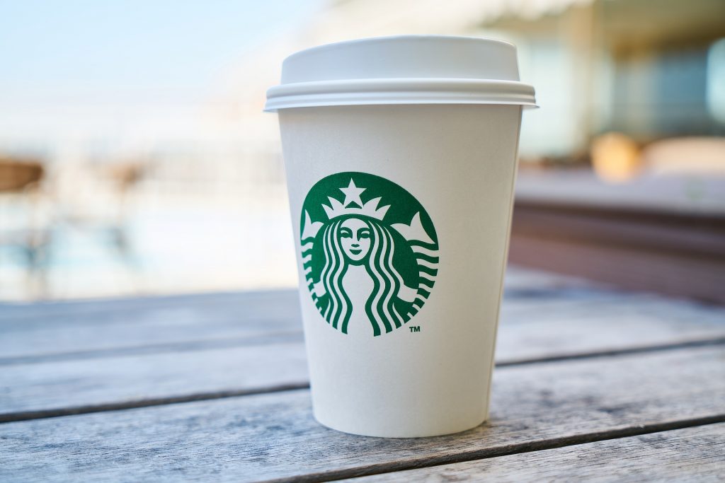 Starbucks suspende su publicidad en redes