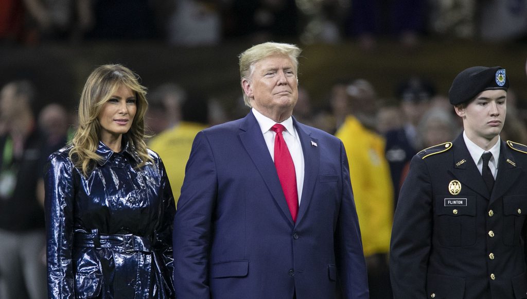 Trump cuestiona a la NFL por arrodillarse en el Himno