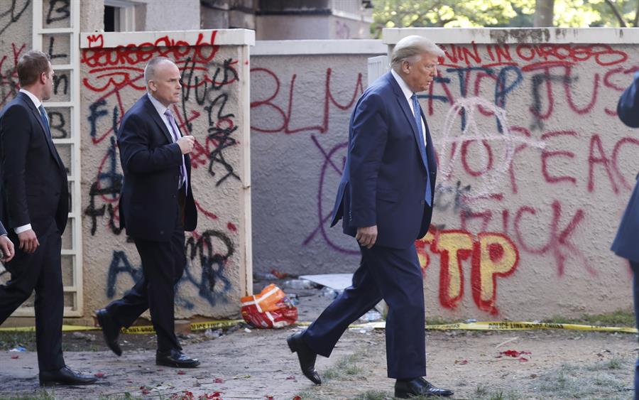 Donald Trump desafía a los manifestantes saliendo a pie de la Casa Blanca