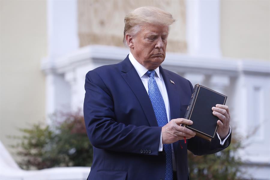 Donald Trump desafía a los manifestantes saliendo a pie de la Casa Blanca