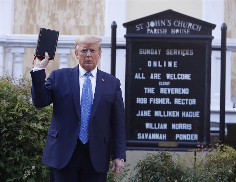 Donald Trump desafía a los manifestantes saliendo a pie de la Casa Blanca