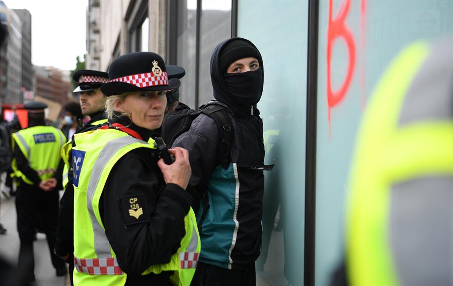 Uno de los detenidos durante la protesta Black Lives Matter en Londres