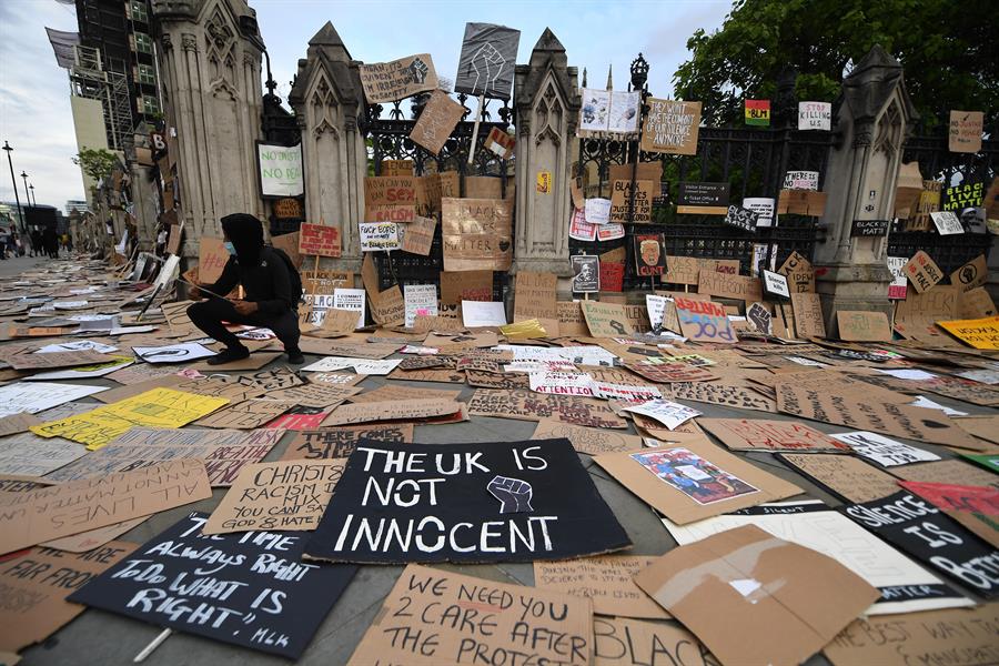 Manifestantes dejaron pancartas frente al Parlamento