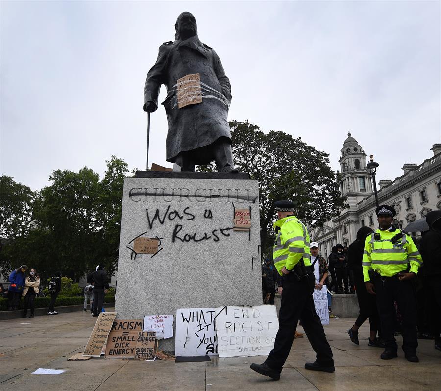 Manifestantes vandalizaron estatua de Winston Churchill
