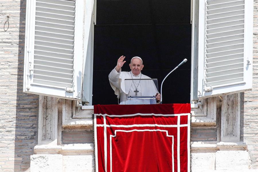 El papa pidió dejarse fascinar por la Santísima Trinidad