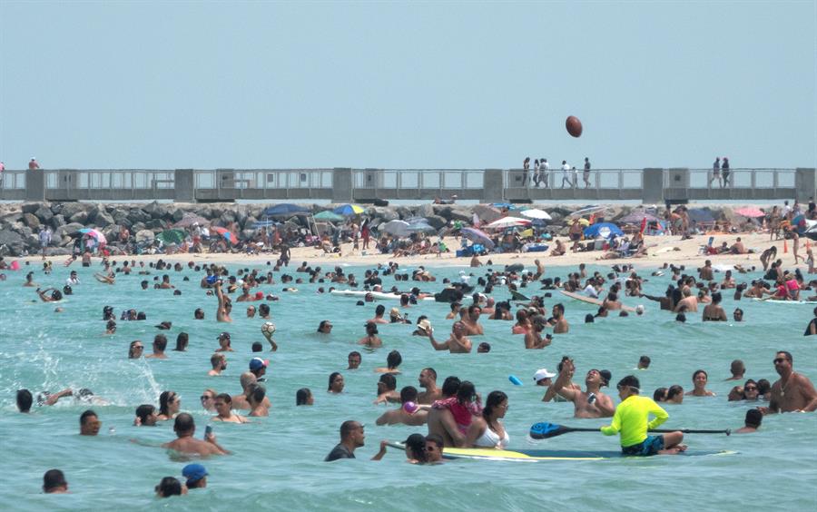 Menos de 10.000 casos y 132 muertes diarias por COVID-19 en Florida
