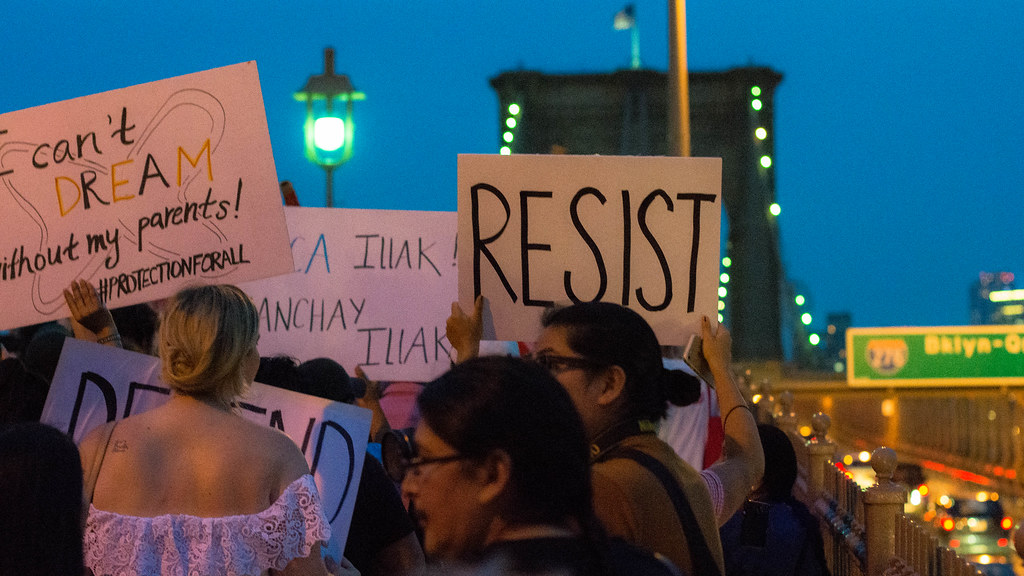 Juez ordena que el gobierno de Trump reanude trámites de DACA