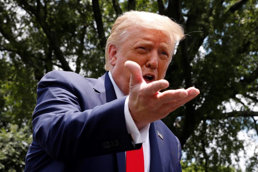 Trump posa con frijoles y otros productos de Goya Foods