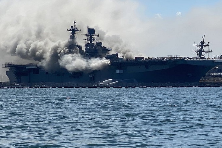 11 militares heridos por explosión de un buque de guerra en California