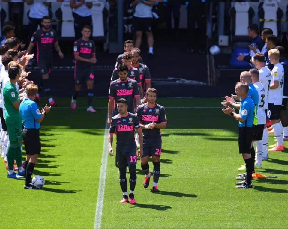 El Leeds de Bielsa celebra el ascenso con victoria y pasillo de honor
