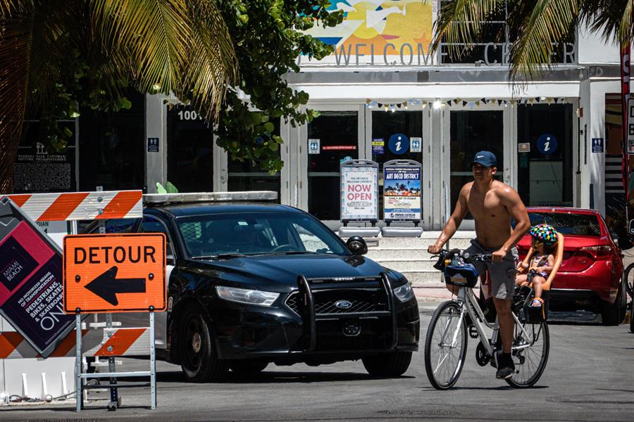 Agreden a hombre en café de Miami por uso de la mascarilla