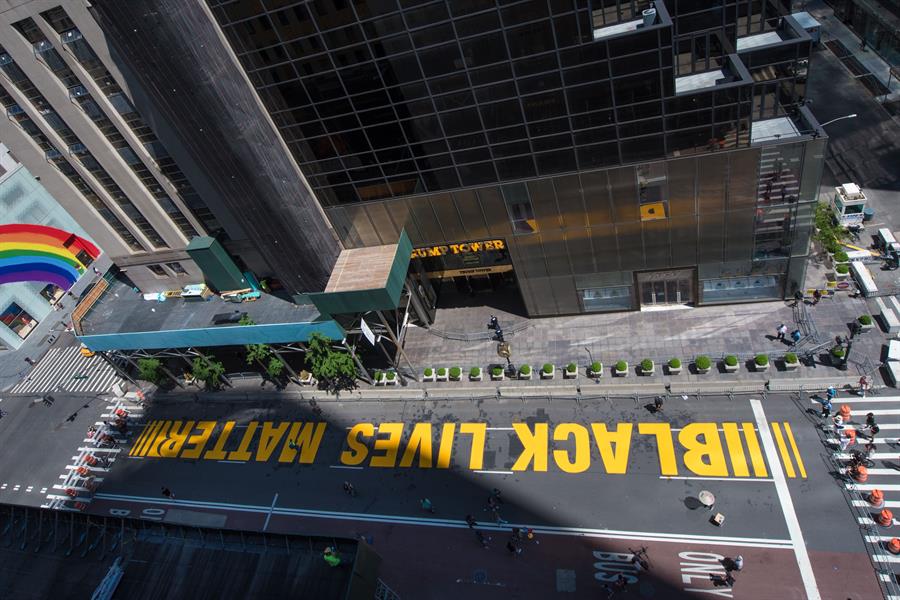 Vandalizan grafiti de Black Lives Matter frente a Torre Trump