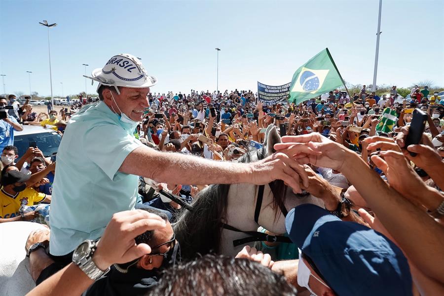 Bolsonaro toma antibióticos para tratar infección pulmonar