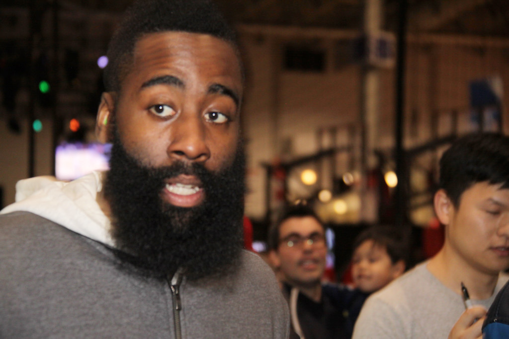 James Harden causa polémica por vestir máscara que muestra apoyo a policías