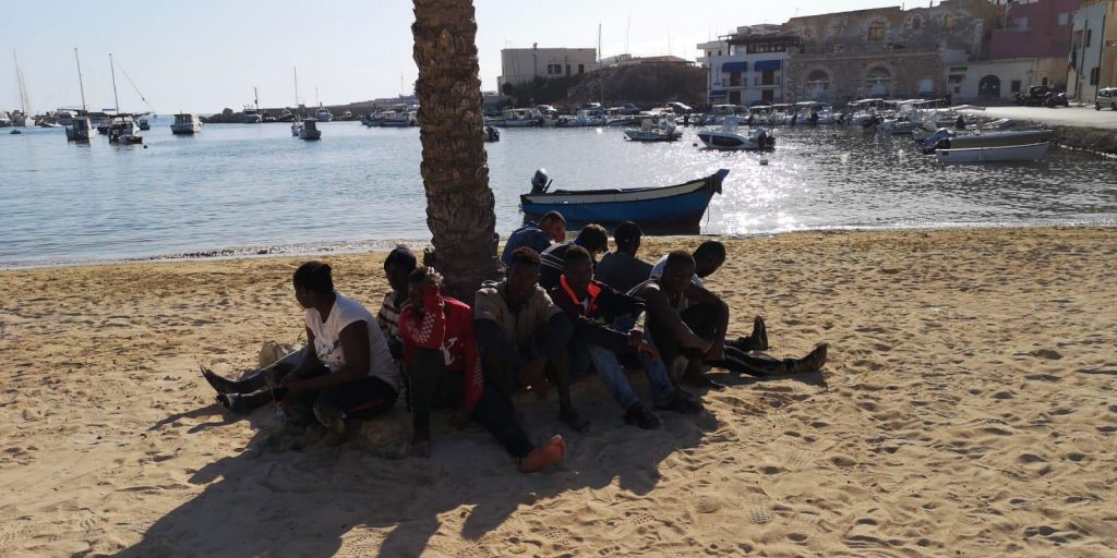 Lampedusa "insostenible" tras llegada masiva de inmigrantes